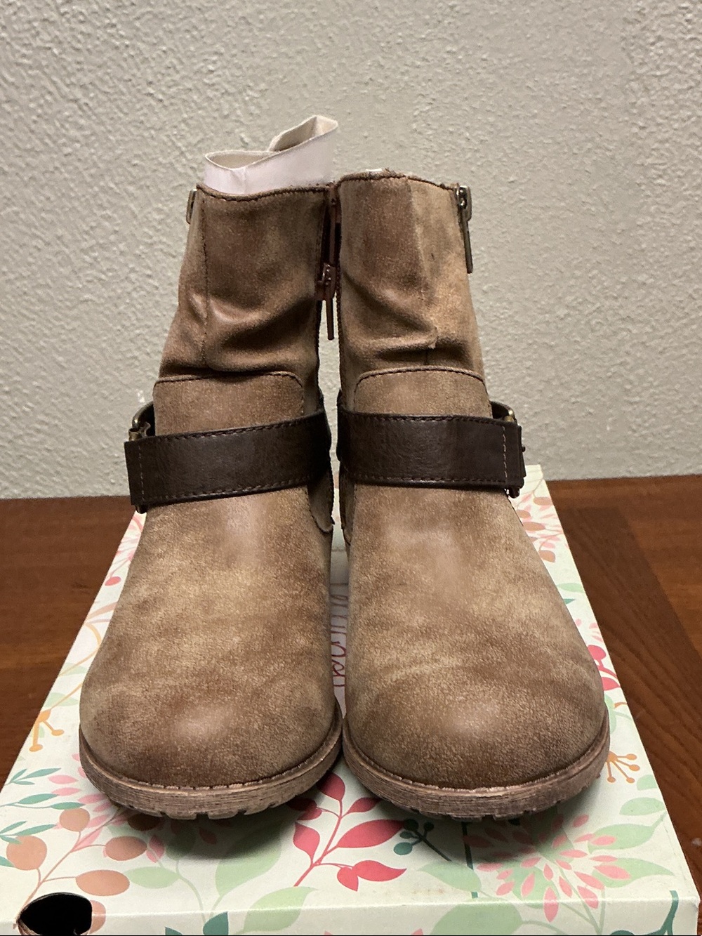 Jellypop Taupe Suede Ankle Boots with Dark Brown Strap Sz 6.5, 3218